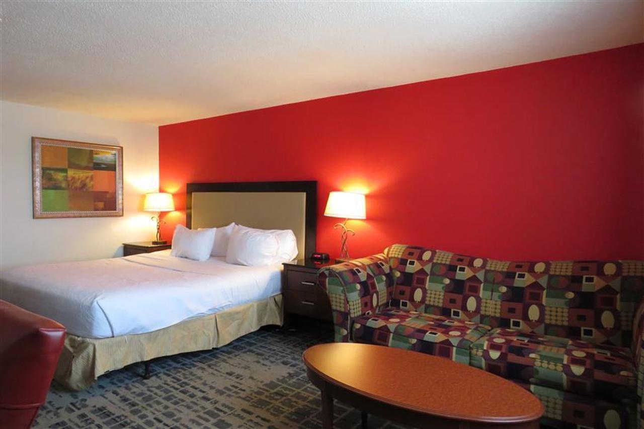 Baymont By Wyndham Ferndale/Royal Oak Hotel Exterior photo