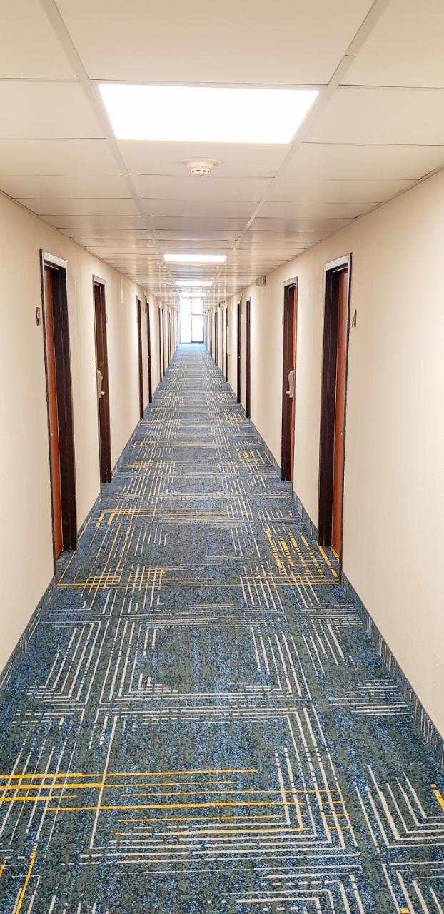 Baymont By Wyndham Ferndale/Royal Oak Hotel Exterior photo