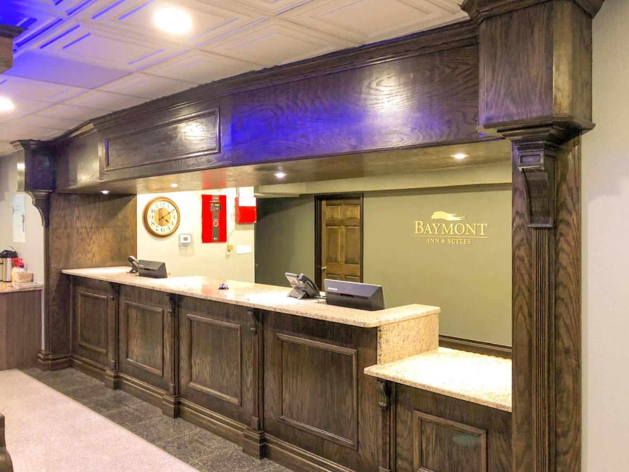 Baymont By Wyndham Ferndale/Royal Oak Hotel Exterior photo