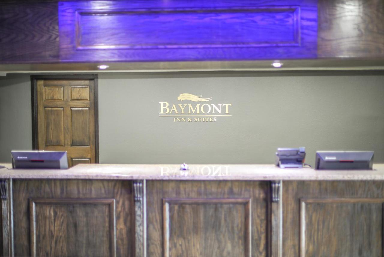 Baymont By Wyndham Ferndale/Royal Oak Hotel Exterior photo