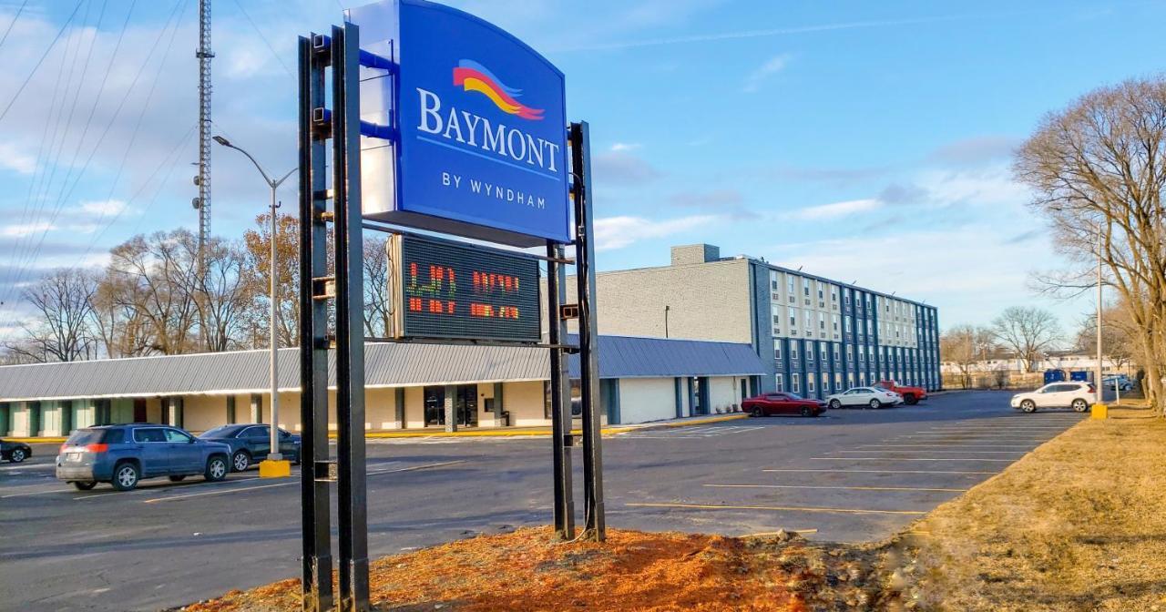 Baymont By Wyndham Ferndale/Royal Oak Hotel Exterior photo
